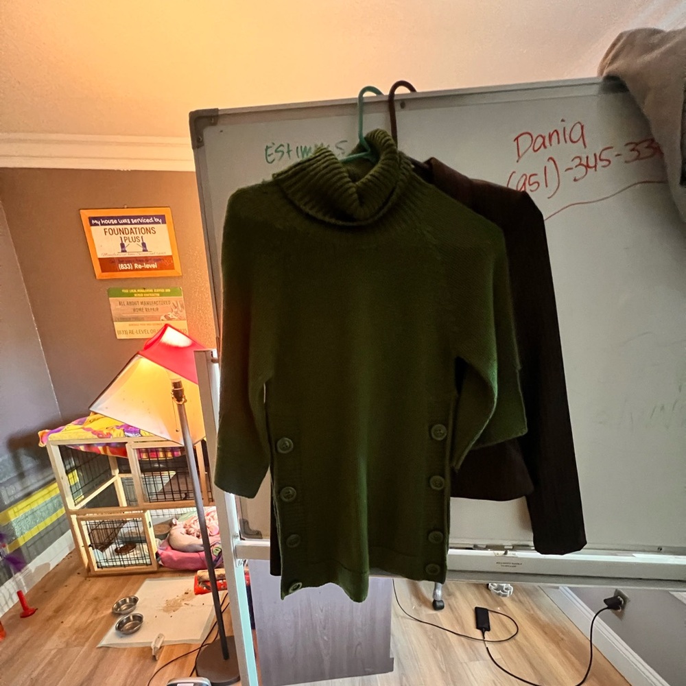 Quarter sleeve sweater